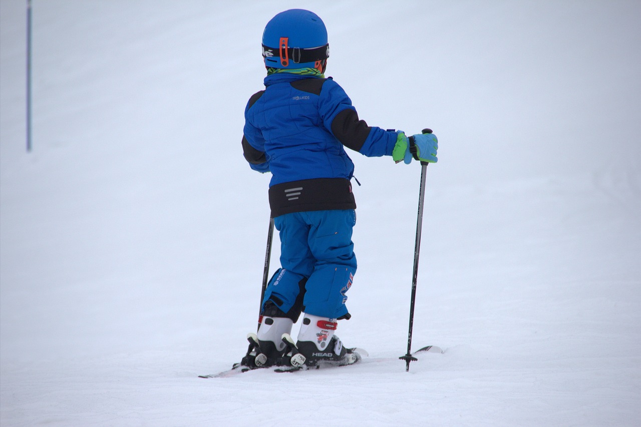 Kind beim Skifahren