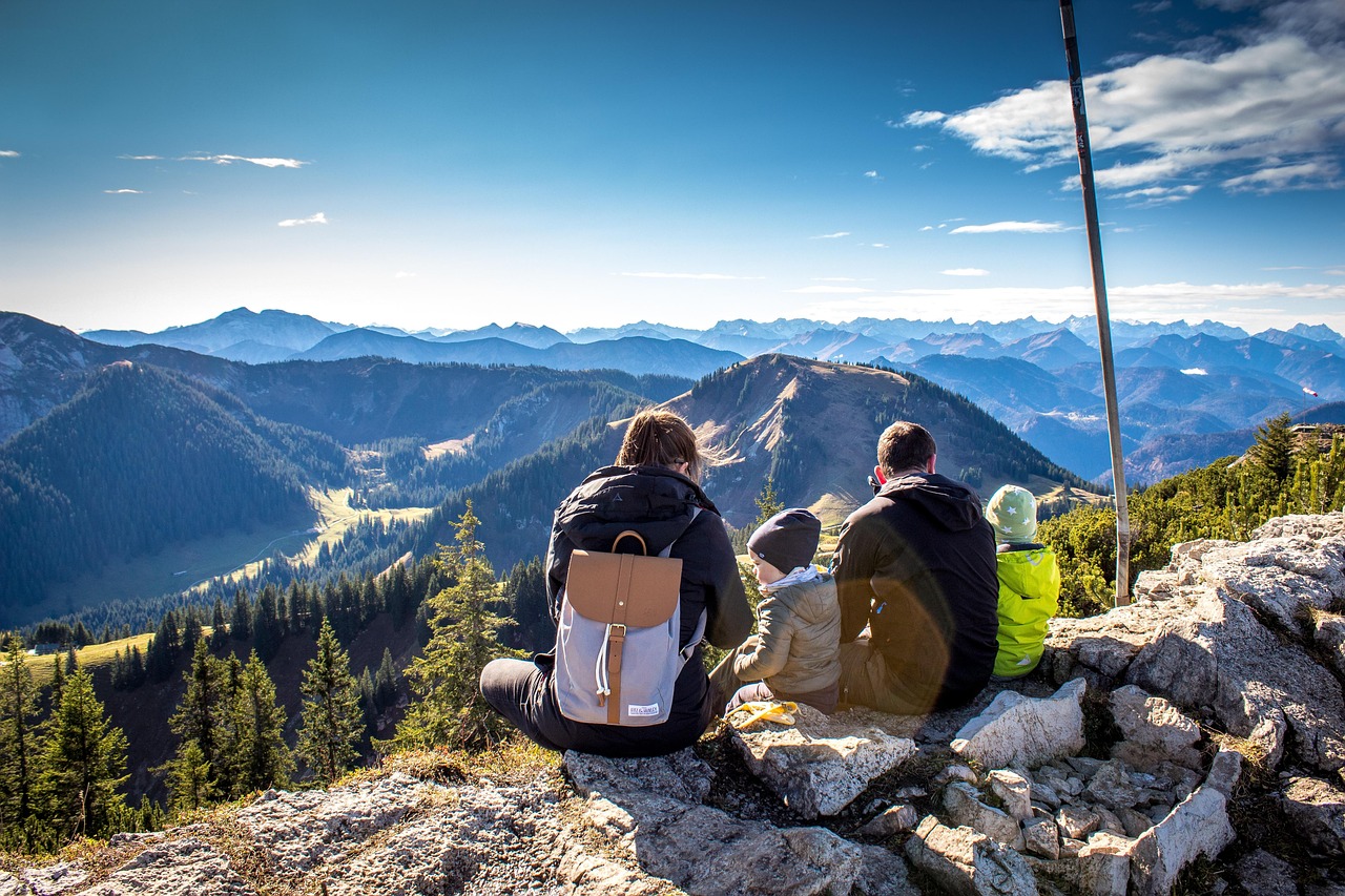 Familie beim Wandern