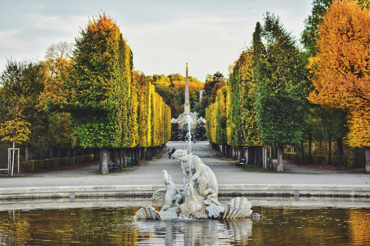 Herbstliches Wetter im Schönbrunner Schlosspark in Wien